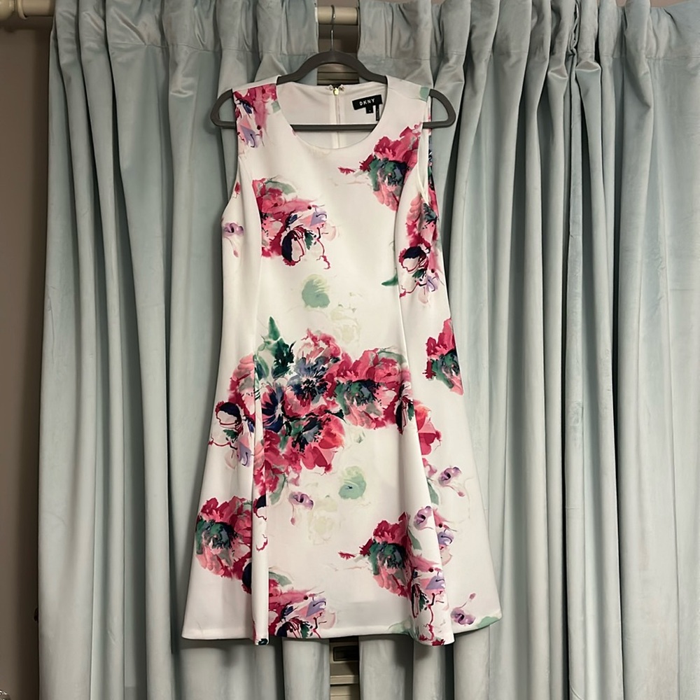 DKNY lined floral dress w/ scuba material perfect for any bridal/baby shower!🌸